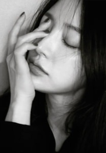 ซงฮายุน-(Song-Ha-Yoon)-ขาวดำ