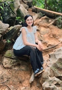 ปาเย็งซา-ลอ-(Payengxa-Lor)-นางแบบสดใส