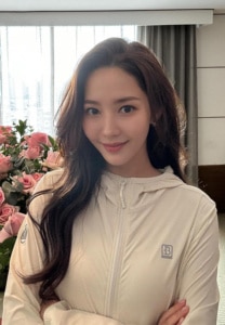 พัก-มิน-ย็อง กอดอก