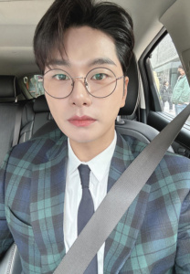 อี-อี-คย็อง-ใส่แว่น